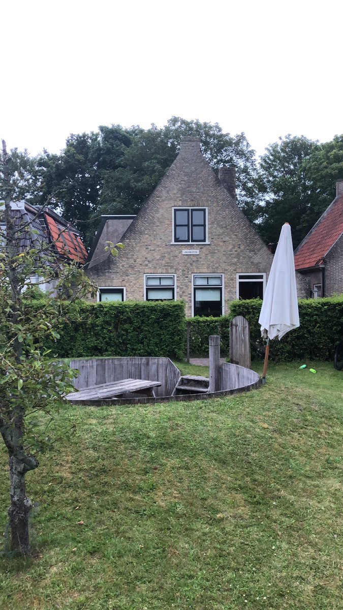 Vakantie in eigen land. Weer verliefd geworden op het eiland waar ik ben opgegroeid: Schiermonnikoog! Strand, zee, vissen, fietsen en met de blote voeten door honderd soorten zand!