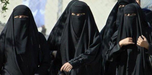 ومن خلال رصد تطور العباءة يتبين أن العباءة وكما هي معروفة اليوم، ليس لها أي سند شرعي ولم تفرض لا من الله ولا من الرسول بل ظهرت مع الصحوة خلال الأعوام ما بين 1985-1993 حقبة المد الصحوي حتى العام 2000 كل الفتاوى والتفسيرات من اجتهادهم واحتكروا التفسير والفقه لهم