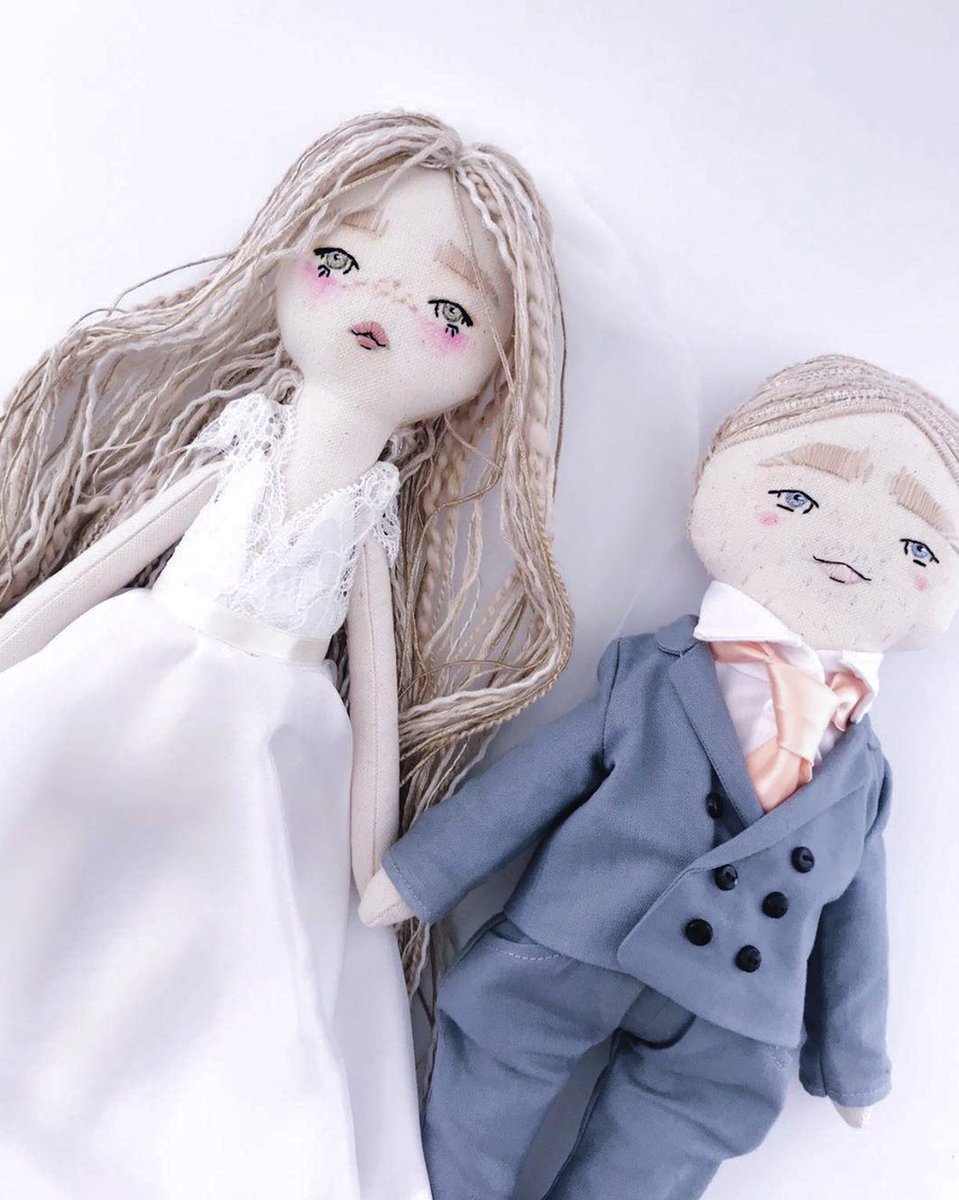 Had to show some appreciation for this super talented lady! @velvetrainbowsboutique 
how gorgeous are these bride and groom dolls! such cute gifts for someone's wedding day but she does so many other beautiful dolls! you have to see her creations!! 
photo by @velvetrainbowsboutiq