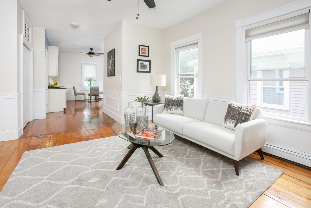 charlesgate's tweet photo. 2 bed plus office, 1.5 bath condo in Central Square! Ideally situated close to the heart of bustling Central Sq. and all that Cambridge &amp; Boston have to offer. Plenty of character, 3 exposures, and open layout with eat-in kitchen. $799,000

https://t.co/GiWkHoYnnG https://t.co/J3QuieOvNy