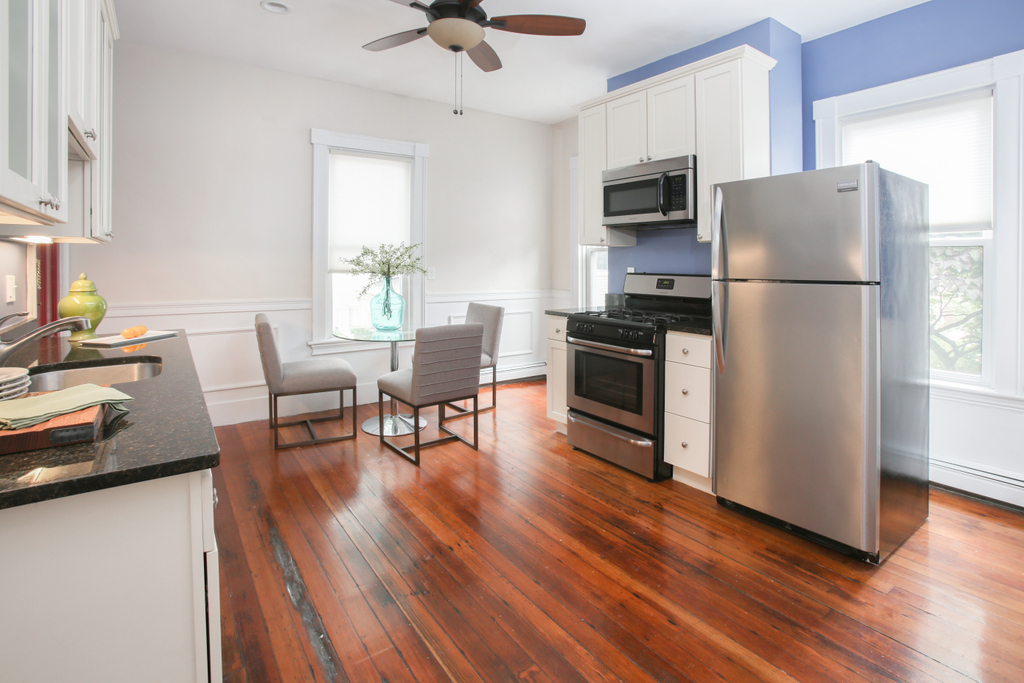 charlesgate's tweet photo. 2 bed plus office, 1.5 bath condo in Central Square! Ideally situated close to the heart of bustling Central Sq. and all that Cambridge &amp; Boston have to offer. Plenty of character, 3 exposures, and open layout with eat-in kitchen. $799,000

https://t.co/GiWkHoYnnG https://t.co/J3QuieOvNy