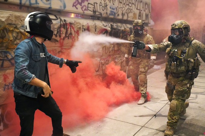 CarringtonWard's tweet photo. Federal 'agents' can use tear gas to protect statues BECAUSE THEY HAVE GAS MASKS, FACE SHIELDS, and other PPE.  

But DOCTORS HAVE BEEN DYING BECAUSE THEY DON'T HAVE GAS MASKS, FACE SHIELDS, and other PPE.  

WTAF.  Thread: https://t.co/SAdXXoycsF https://t.co/57loCgTj1b