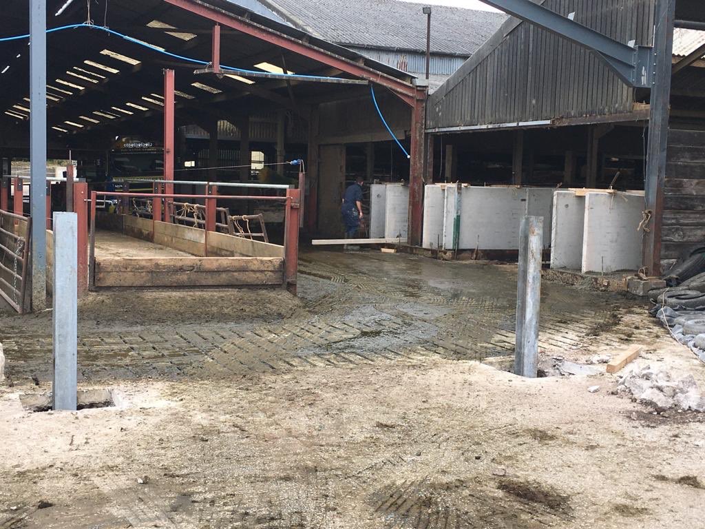 HandyConcrete's tweet photo. Our 4m3 trucks are very versatile as they all have air suspension which enables them to get in places that others can’t! A low building with some very tight access issues, no problem to this little beauty
#concrete #teamhandy #specialistvehicle #cumbria https://t.co/f53vyXbrM1