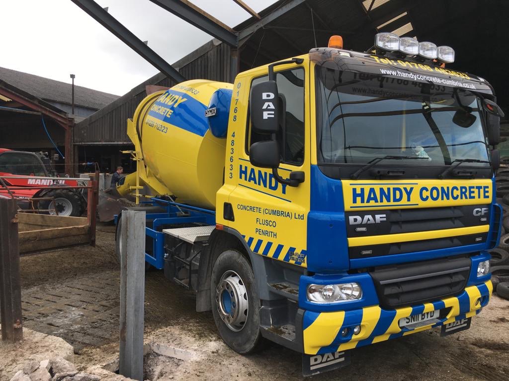 HandyConcrete's tweet photo. Our 4m3 trucks are very versatile as they all have air suspension which enables them to get in places that others can’t! A low building with some very tight access issues, no problem to this little beauty
#concrete #teamhandy #specialistvehicle #cumbria https://t.co/f53vyXbrM1
