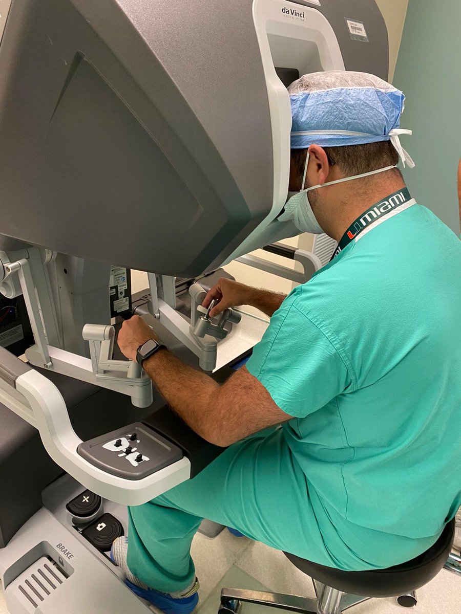 Dr. Deane took some time today to train our interns on the robot!

Check out the next generation of robotic surgeons here at UMiami!

#urology #urosome #meded #MedTwitter