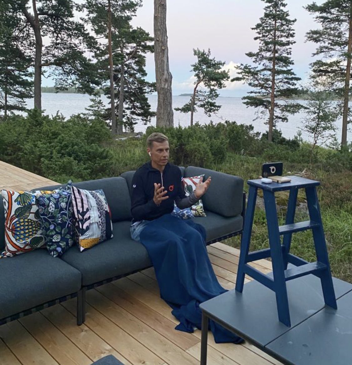 MikaIhamuotila's tweet image. Ex Prime Minister of Finland, currently Professor ⁦@alexstubb⁩ commenting the EU resque package in CNN Prime to 100+ million viewers in Finland’s archipelago, close to midnight. Finland, Finnish design and Marimekko thank for priceless promotion. 🇫🇮