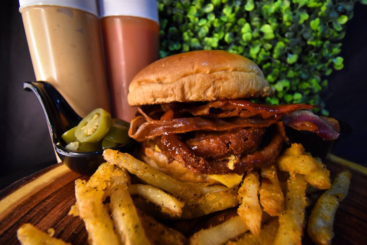brandon_nS's tweet photo. Amigos, quería compartir con ustedes una gran alegría❗️
Comenzamos un nuevo Negocio de comida rápida con un concepto original que abre sus puertas este próximo 💥Viernes 24 de julio💥 Espero y puedan apoyarnos 🍔

Facebook : La Central Burguer shop 
Insta: lacentral.burguershop https://t.co/quzD5MrlJC