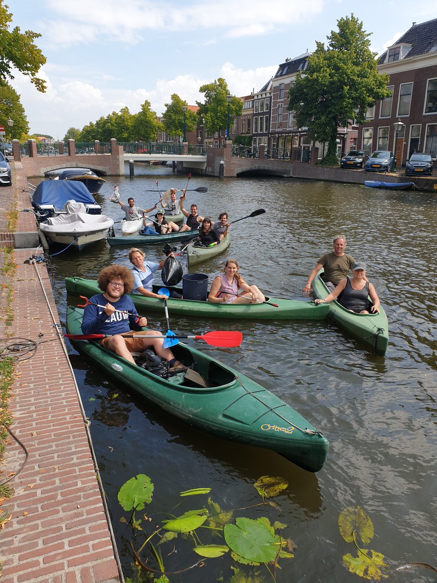 Plastic_spotter's tweet photo. De eerste grote clean-up was een daverend succes! 🥳 De kano’s zaten vol, en later ook alle vuilniszakken.😬Namens de gracht bedankt helden! 💪🏻 Ook meedoen? Check onze nieuwsbrief: https://t.co/wGsRClbs6k https://t.co/R0esAyWrHb