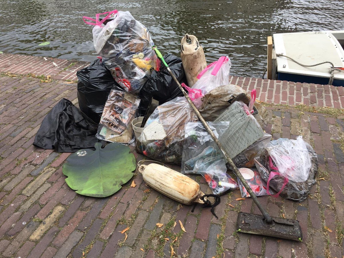 Plastic_spotter's tweet photo. De eerste grote clean-up was een daverend succes! 🥳 De kano’s zaten vol, en later ook alle vuilniszakken.😬Namens de gracht bedankt helden! 💪🏻 Ook meedoen? Check onze nieuwsbrief: https://t.co/wGsRClbs6k https://t.co/R0esAyWrHb