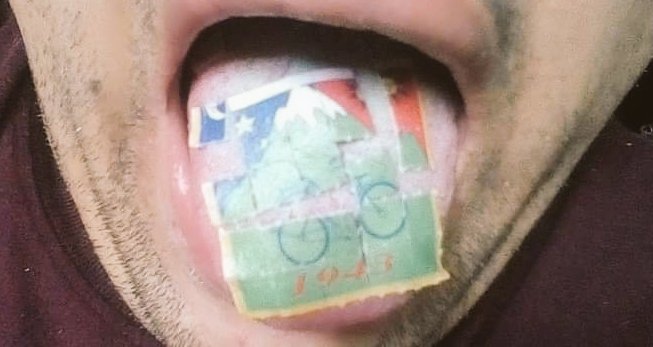 mlqgara's tweet photo. essa semana eu tava ajudando a fatima a enviar cartas pros parentes dela e um selo grudou na minha lingua https://t.co/bgi1LCNNKB