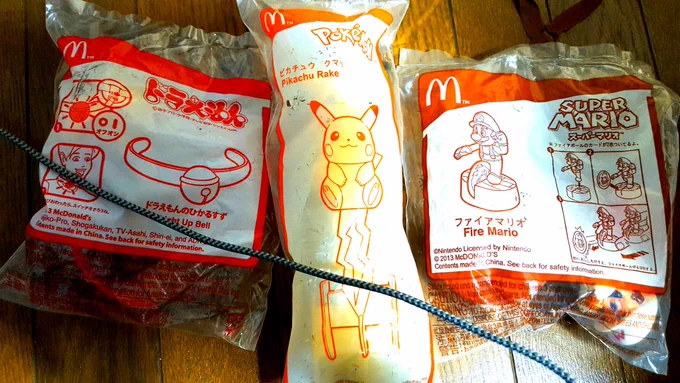 たいして価値のつかないものをつい新品未開封で保存して思い出オーパーツにしてしまうのは貧乏の悪い癖

ハッピーセッツの「ピカチュウくまで」これ2012ぞ 