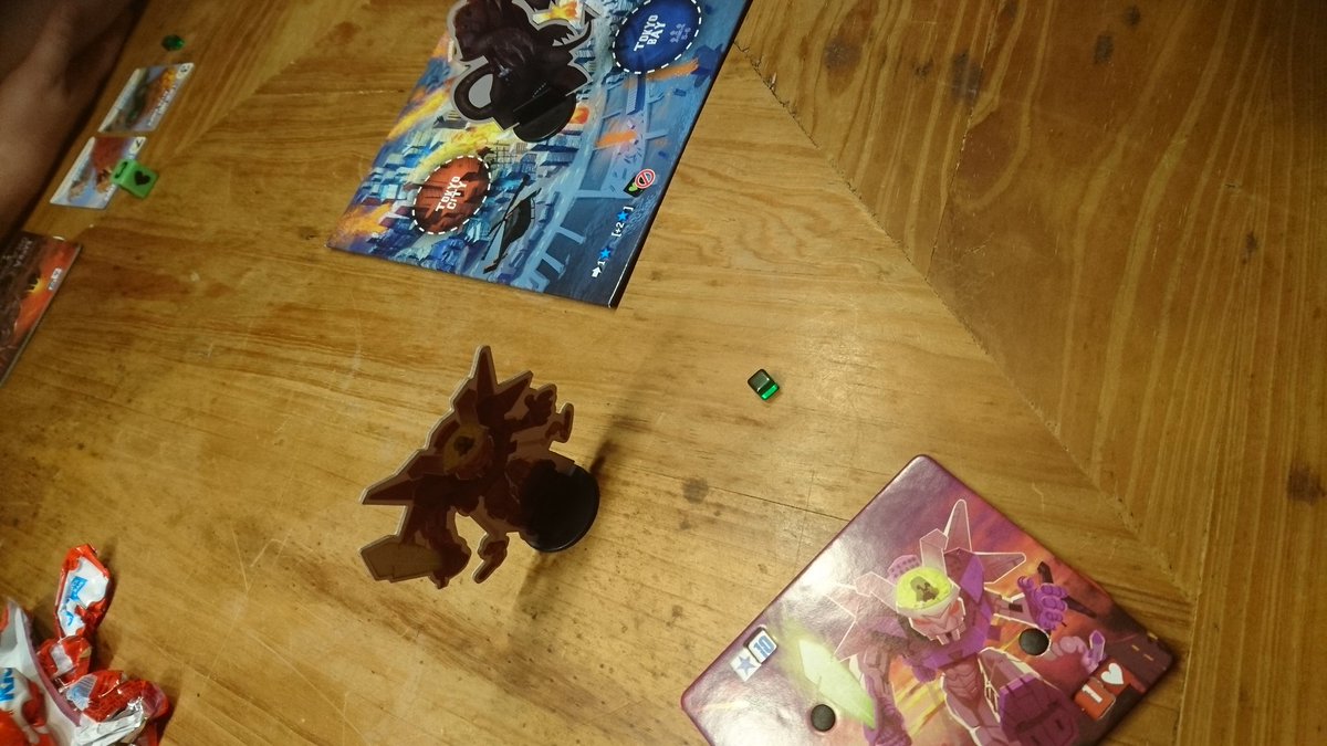 MissBayBee_de's tweet photo. Nachdem @eisenmed weg war wurden die leichten Spiele raus geholt😉
#SherlockDerPate haben wir recht souverän gewonnen, danach #Draftosaurus und #Safehaus als Erstpartien für mich und danach als Erstpartie #KingOfTokio für den @Yellowgeekbear.
Natürlich alles im Keller von @glgnfz https://t.co/n9hT8L09Np