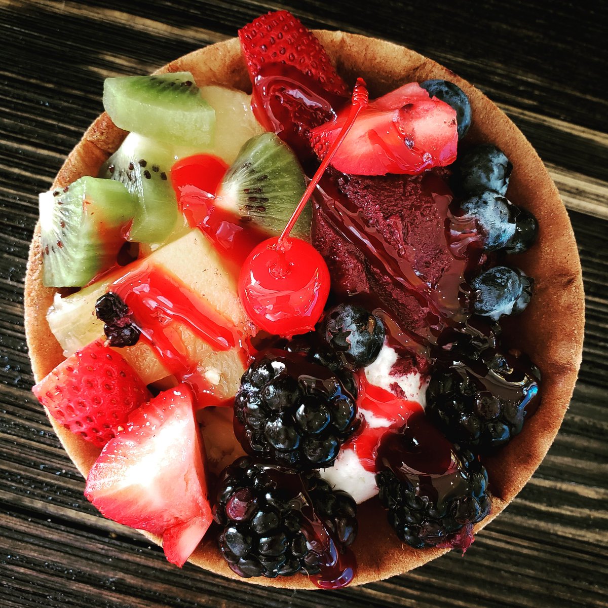 KRefreshers's tweet image. What could possibly be better than coconut ice cream, mango sorbet, and açai topped with all kinds or fruit for a most refreshing treat on a hot day? Introducing the Tropical Sundae! Ask for it during your next visit to our store!
#acai #icecream #wafflebowl #fruit #sorbet