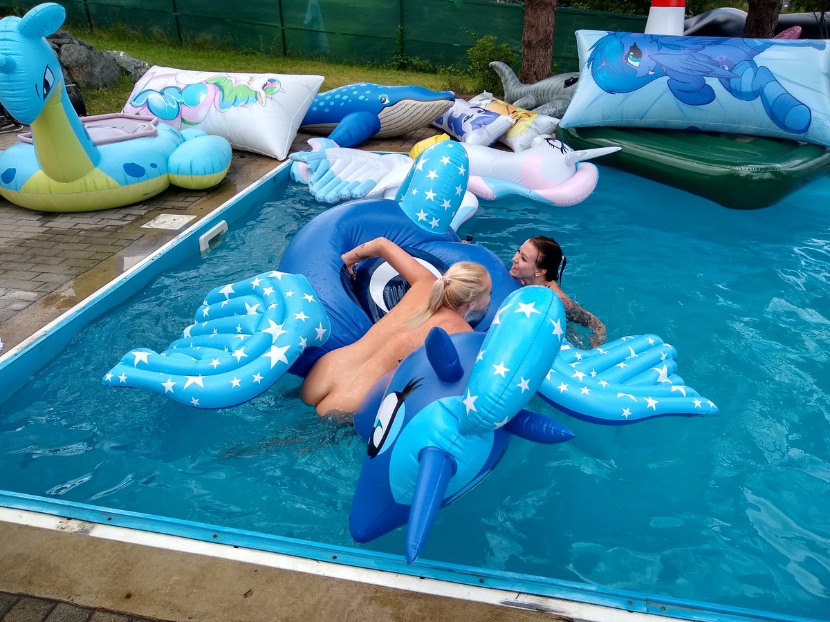 LewdHorseplay's tweet photo. Royal horniness is being addressed by Marilyn and Pia, who wrestled the princesses into submission.

#inflatables #clop #brony #ponyfloat https://t.co/CoG8RsfTU1