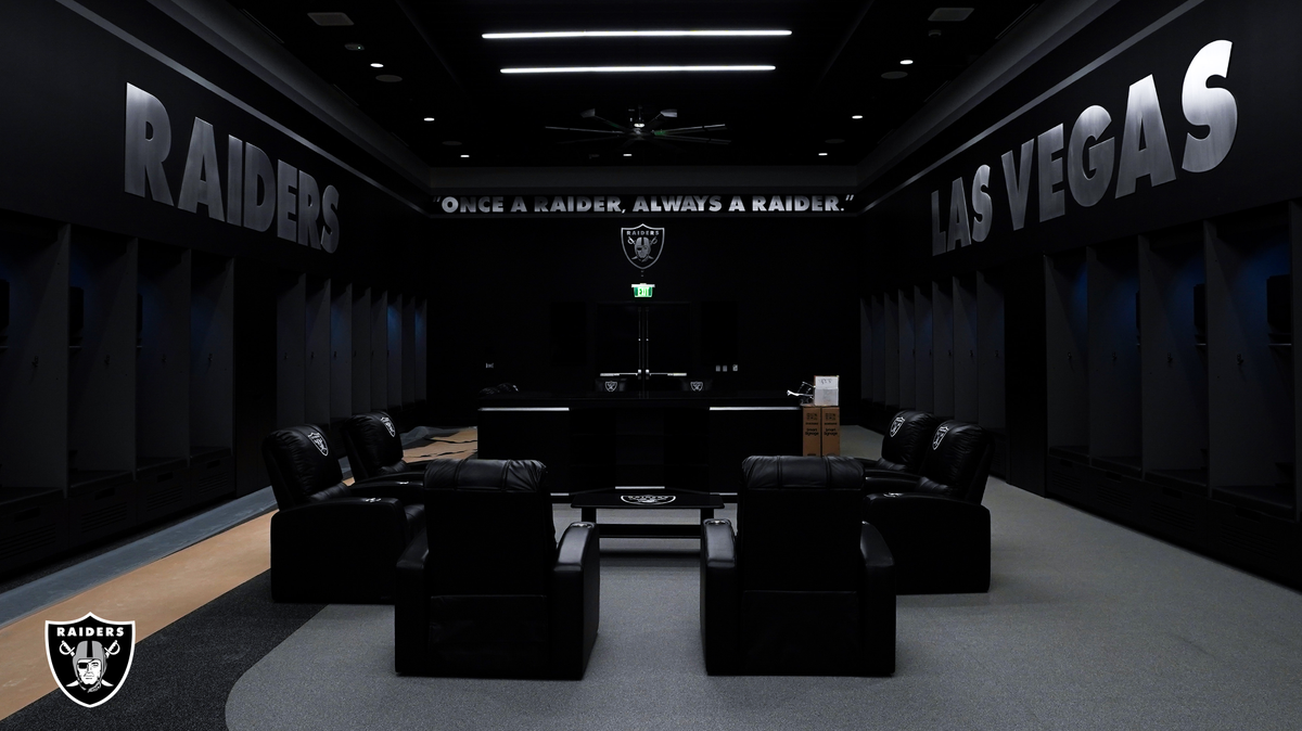 Raiders's tweet photo. Moving in. 

📸 » https://t.co/jIdTDt2ge6 https://t.co/0WwrrBoRTM