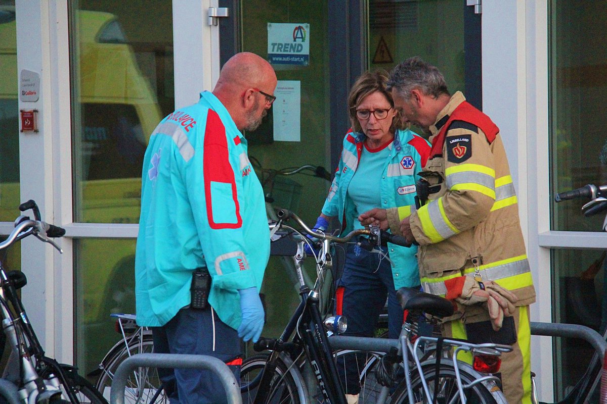 Brandweer bevrijdt met hand beknelde fietser (Foto's) |. | #Steenwijk.