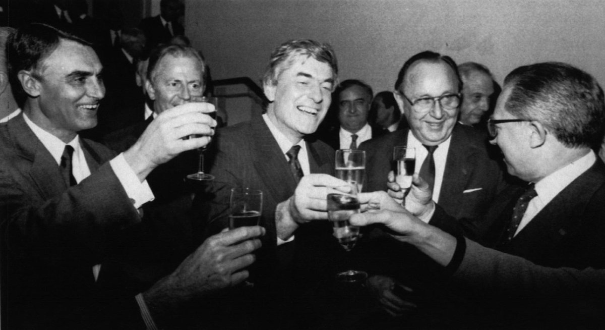 21. El Tratado de Maastricht -aprobado bajo un gobierno del PSOE (Felipe González)- no sólo contenía normas estrictas sobre el déficit público, sino también prohibía cualquier forma de refinanciación pública.  #EUCO