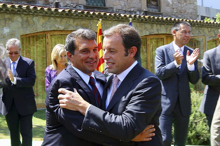 Chapitre 1 : Sandro Rosell et la propagande anti-LaportaLe 14 juin 2010, Sandro Rosell est élu à la tête du FC Barcelone par les socios, il succède à son ancien ami, Joan Laporta, qu’il a trahi sans aucun remord.