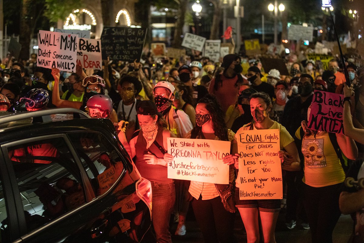 The crowd was at least triple(?) the size from the previous few nights. The earlier portion of the evening was led again by the Moms.