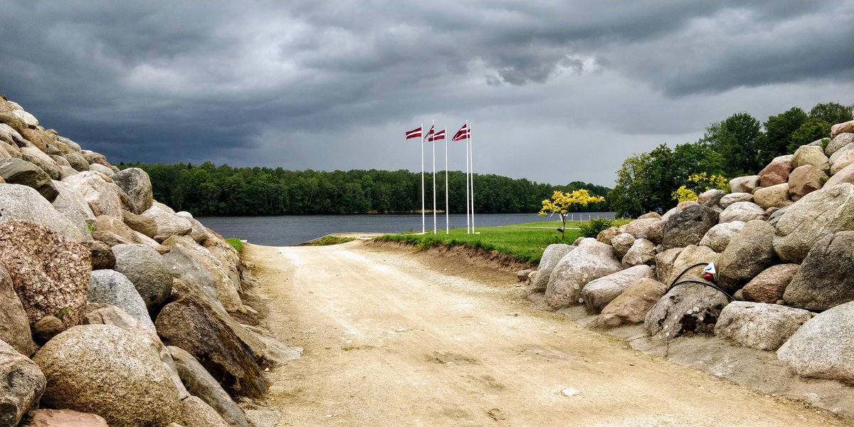 dvlrnr's tweet photo. Day 7 of our Baltic #roadtrip: #Svente - #Mālpils. A bit more hiking followed by a cup of coffee while waiting for the tank museum to open. Also visited a castle and the #Likteņdārzs Garden of Destiny. Closing out our stay in #Latvia with dinner and a night in an old manor house. https://t.co/AGiRMBq1Vy