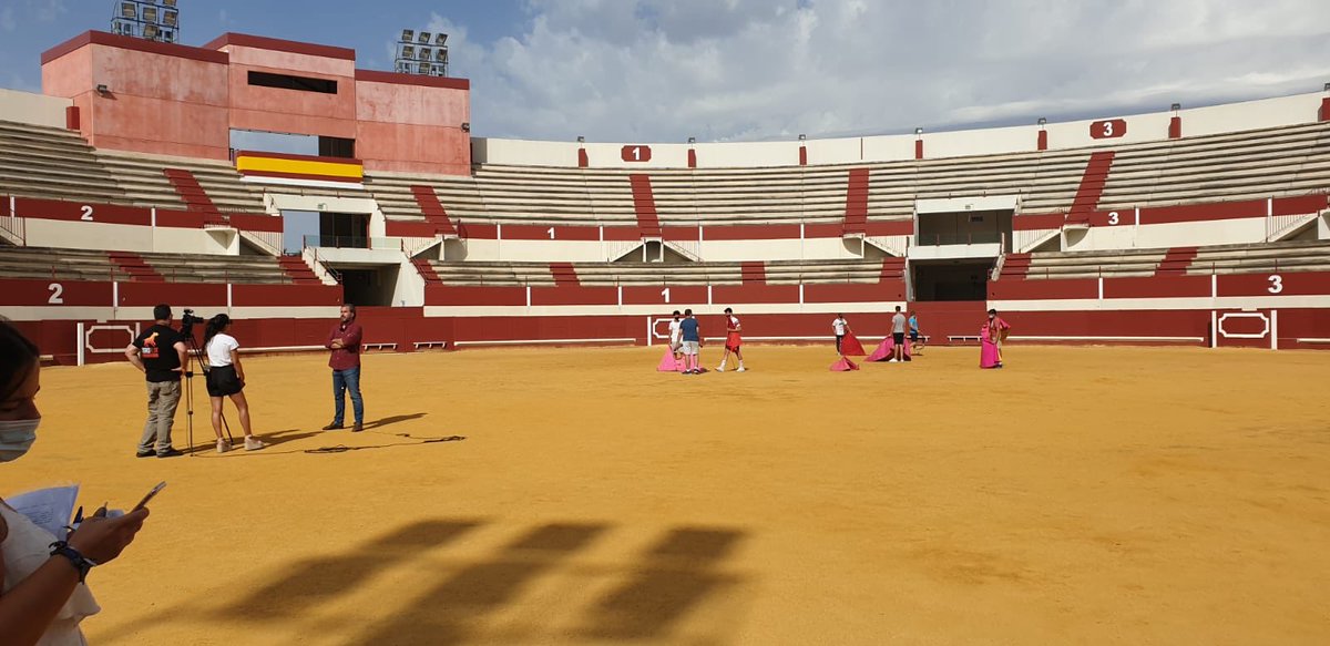 etcurroguillen's tweet photo. Magnífica mañana hemos pasado con el reportaje que nos han hecho los amigos de la plataforma @toroflixES. Los chavales han disfrutado como nunca, y todo bajo las más estrictas normas de seguridad como manda la situación. Pronto lo veremos, no se lo pierdan!!!! https://t.co/7ZXKkqbkmm