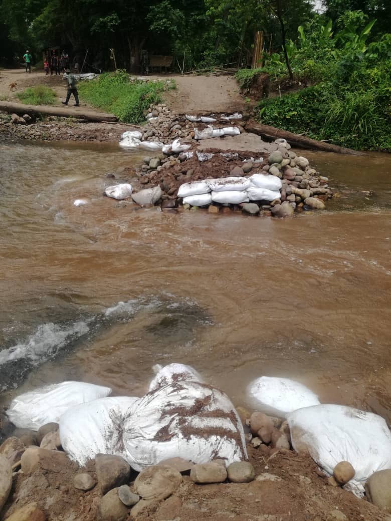 Las autoridades colombianas “brillan por su ausencia” en la franja fronteriza. Solo se ven narcotraficantes y paramilitares extorsionando a connacionales para facilitarles el paso ilegal por trochas y pasos no formales. La FANB trabaja por tu salud. #UnionFuerzaYConciencia