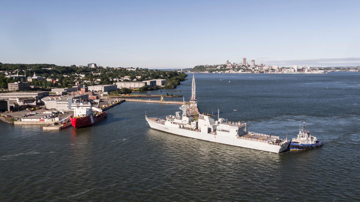 CanMNews's tweet photo. Le #HMCSStJohn salue Québec avant d’accoster à la Davie #RCNavy https://t.co/Zfkmnr3P9o https://t.co/yfIncSrg7V