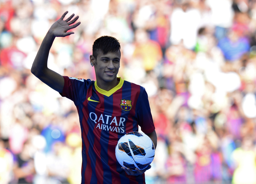 Chapitre 2 : L’affaire NeymarLe 26 mai 2013, le Barça annonce l’arrivée de Neymar, le crack brésilien que toute l’Europe s'arrache, le transfert avoisinerait les 57 millions d’euros.