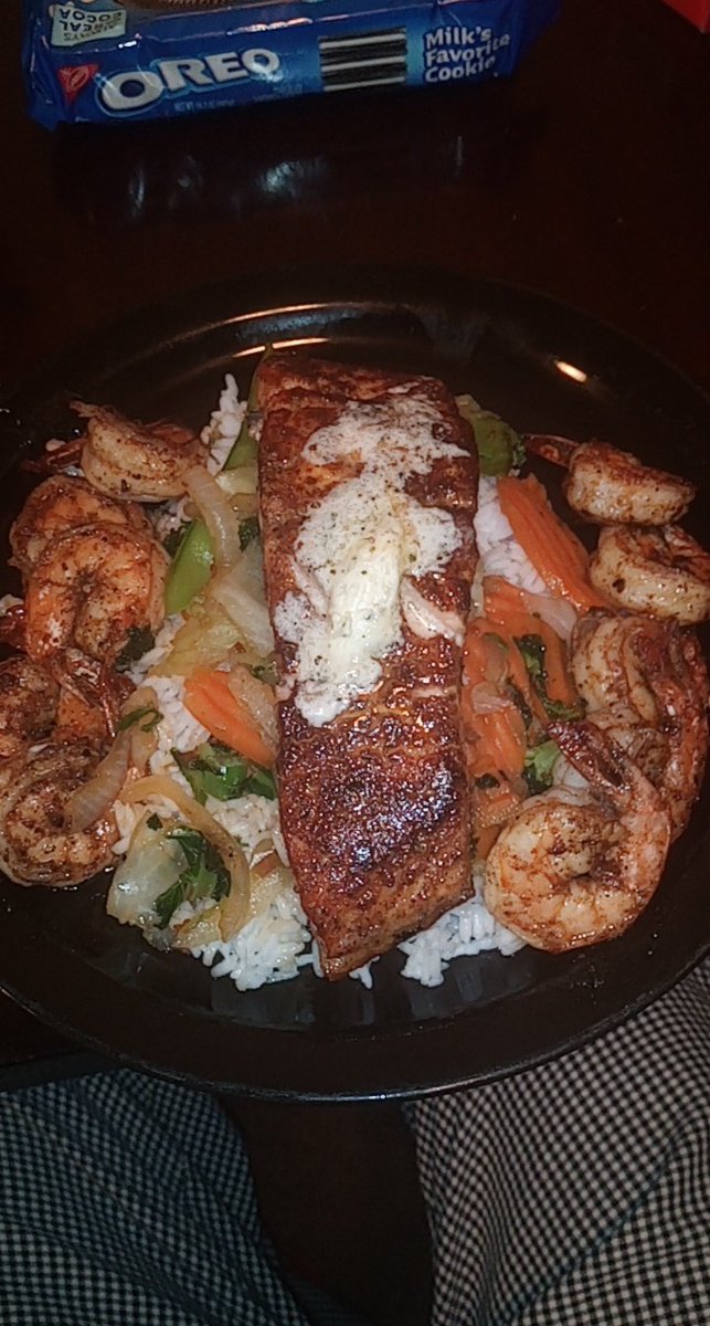 Yng_Kin's tweet photo. Lunch for today ๐ฅ๐ sauteed shrimp and salmon with ginger garlic mix veggies over bed of white rice #ChefThello ๐จ๐พโ๐ณ get you a man that can cook ๐๐ฏ https://t.co/7L2fMcqfzf