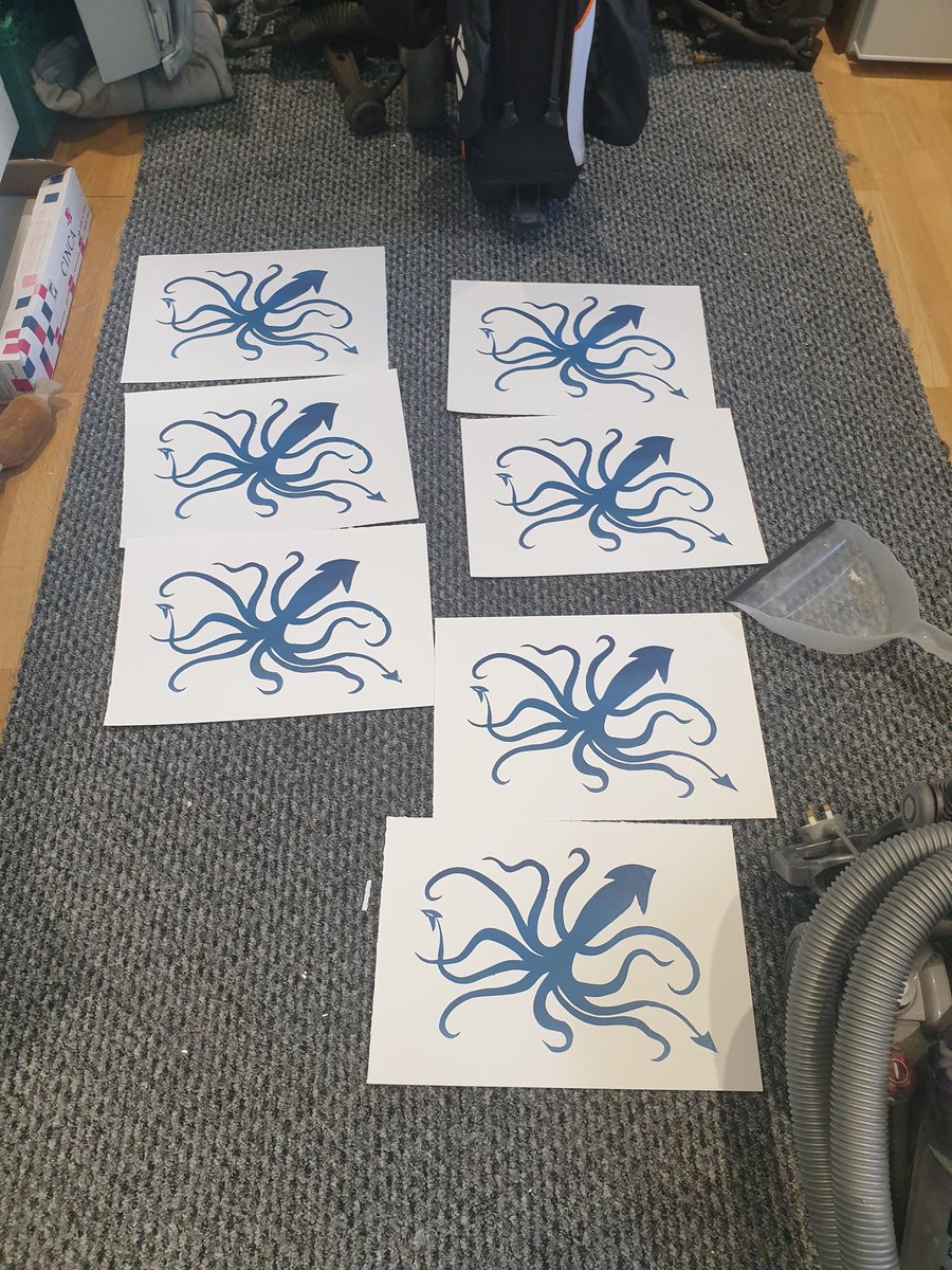 I ran out of shelf and table space today, so ended up with squid on the floor too 🐙
Top layer will be gold, maybe a few in silver too 🤗
