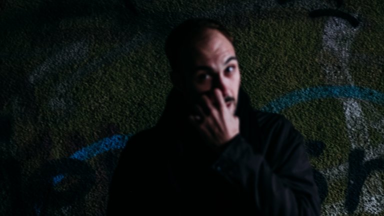 "Ich habe den Anspruch, dass das, was ich mache, die Leute vor den Kopf stößt und sie irritiert. Das kann ich nicht, wenn ich die ganze Zeit alles Artverwandte konsumiere." – #LordFolter im Interview unter anderem darüber, was Inspiration für ihn bedeutet.
mzee.com/2020/07/lord-f…