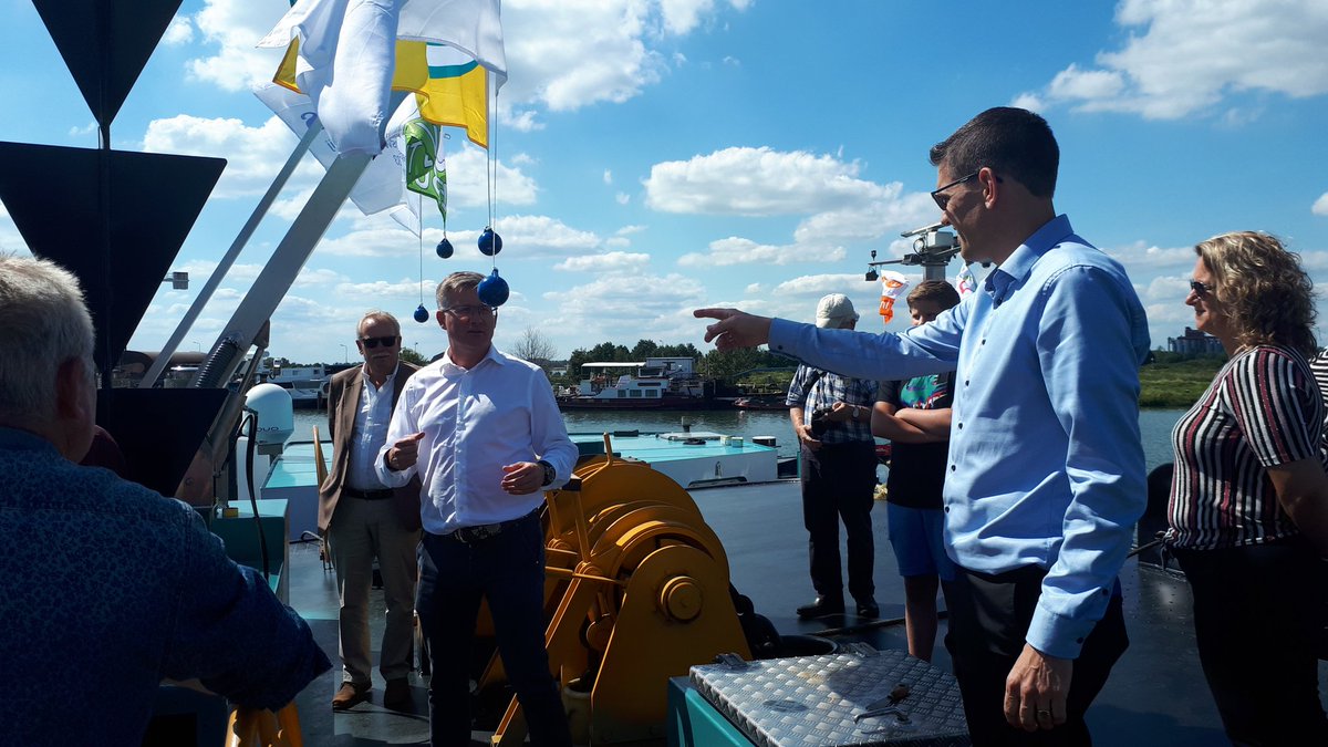 JohnnySchapers's tweet photo. in het zonnige #maasbracht vandaag de bak #succession #gedoopt
de komende jaren zullen er weer heel wat containers mee vervoerd gaan worden
#fixutmaris #cct #ccb https://t.co/TaDWZnJ0e2