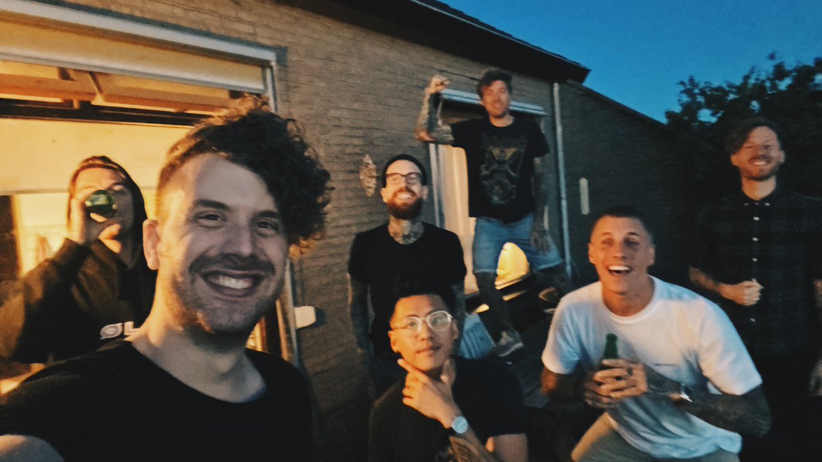 De laatste voorbereidingen voor onze livestream show van vrijdag zijn in volle gang. 🥳 Zet je drankjes koud, je frituur warm en haal jouw unieke streaming link voor deze eenmalige show via hometour.events/thedirtydaddies, vamos! 🤘🏼