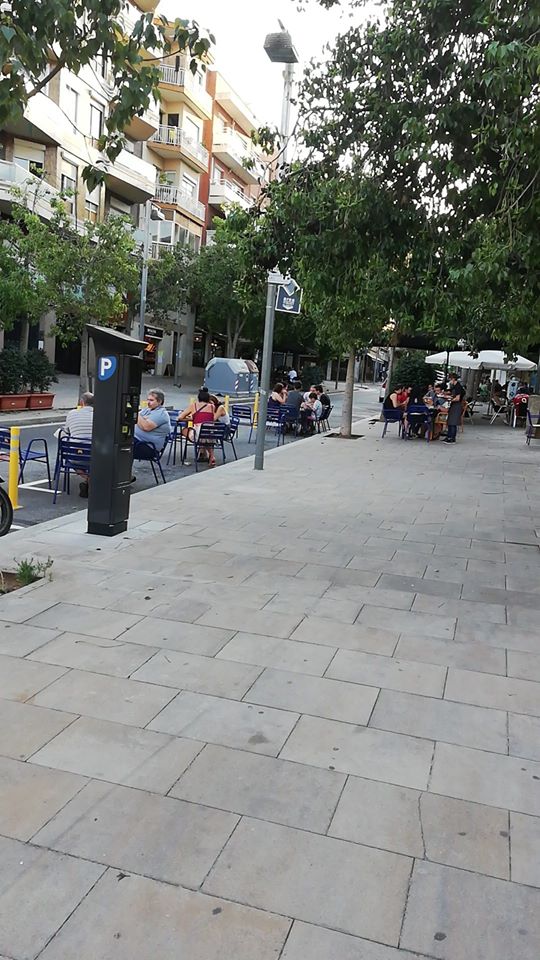 OnVasBarcelona's tweet photo. Garcilaso, la vorera enorme i buida però calia utilitzar una plaça d'aparcament potser els hi cobren parquímetre amb la consumició. Tot el que està fent és unicament per donar pel sac no hi ha més. https://t.co/FEhFYK6kYK