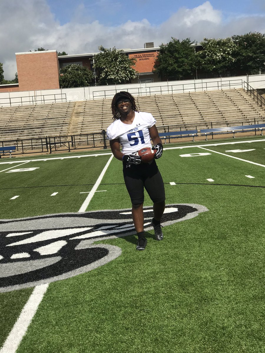 DFranklin_52's tweet photo. I enjoyed myself today @ Co-Lin CC 🐺🖤💙 @CoLinFootball https://t.co/OsHg4IugaR