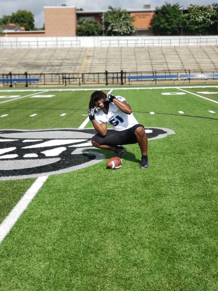 DFranklin_52's tweet photo. I enjoyed myself today @ Co-Lin CC 🐺🖤💙 @CoLinFootball https://t.co/OsHg4IugaR