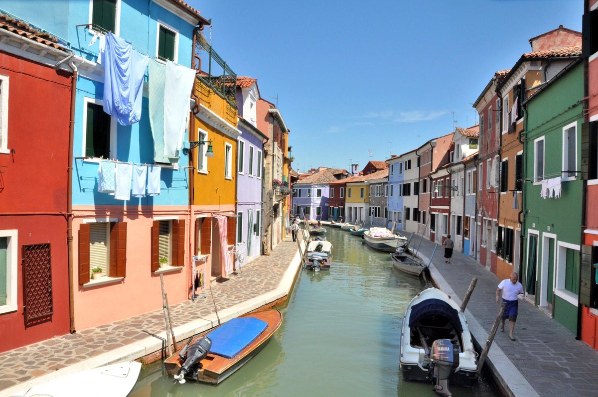 Walks's tweet photo. We love to #takewalks in Burano, a lovely day trip from #Venice! Soak up the bright colorful homes that families used to paint to make their homes more visible from the sea https://t.co/xAoEAeMilZ via @Walks https://t.co/qWNTNIjhBW