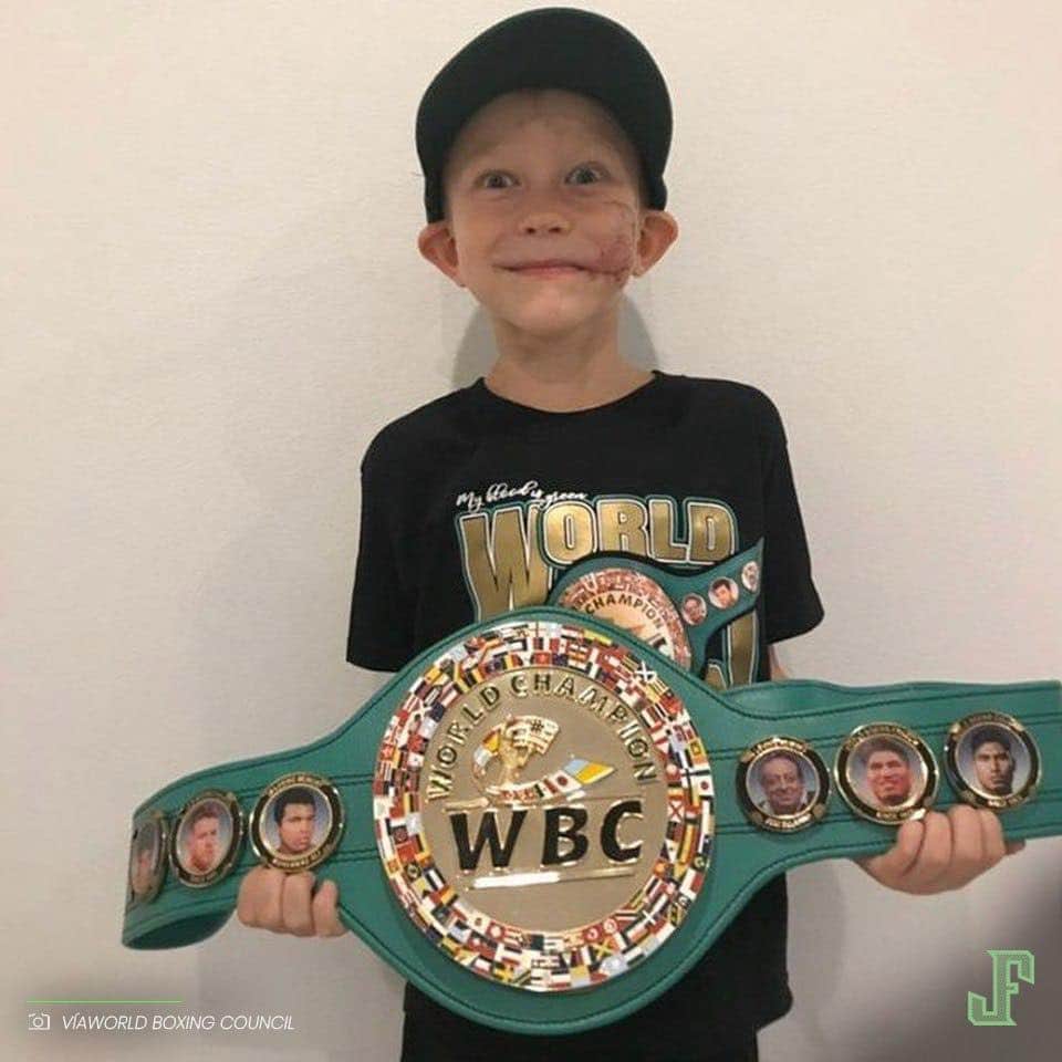 NayithArmanta's tweet photo. “El hombre más valiente de la tierra”, así nombró el WBC Boxing al pequeño Bridger Walker, que defendió a su hermana menor del #AtaqueDePerro. El crack, ya recibió su cinturón de Campeón del Mundo 👏🏻👏🏻 🥊
juanfutbol #Niño https://t.co/uWsnmvZKzL
