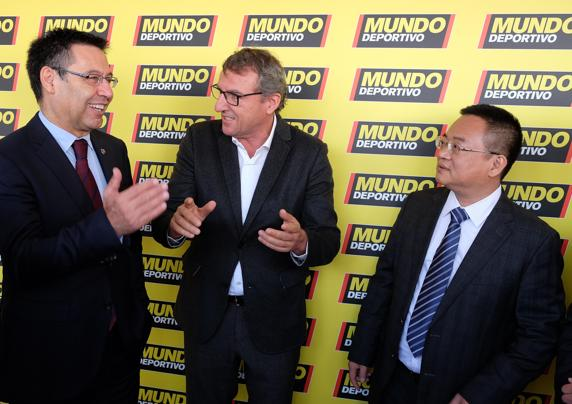 Évidemment, vous contrôlez les médias car vous êtes vous aussi ami avec le Grupo Godó. Les médias vous soutiennent, ferment les yeux sur vos magouilles, vos erreurs, lancent des fausses rumeurs de transfert pour que les Unes de journaux ne visent pas les problèmes du club.