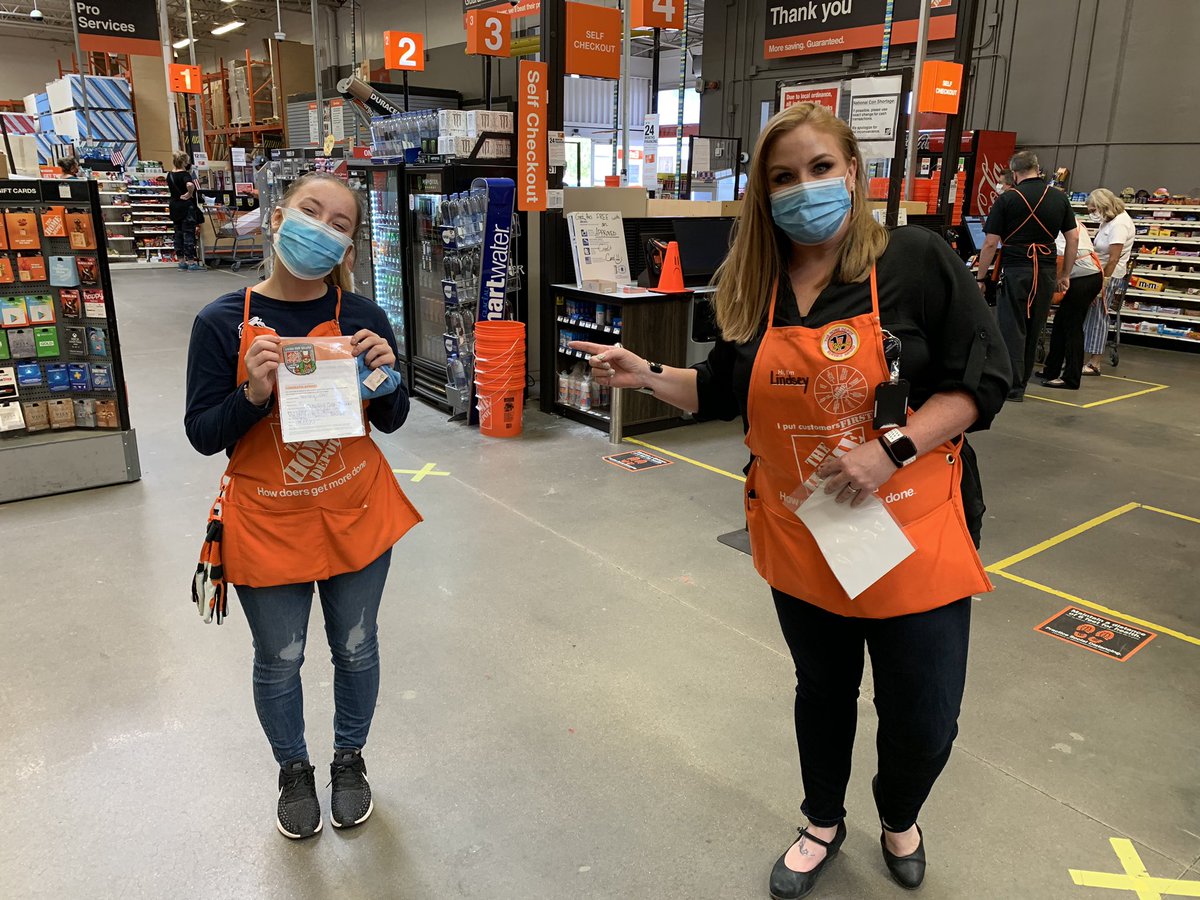 Jason_Fox17's tweet photo. Got the opportunity to walk with @lindsey and to hand out some recognition to Yesenia, Ashley, and Justin for them driving great customer service in the store. Great job team!! #1511PROUD @NeriWilliams @AndyDHRM @mr_stephenlynch @thad137 https://t.co/jQz037zk3p