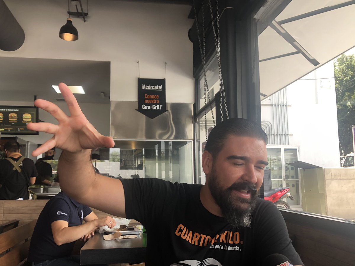 victormramirez1's tweet image. “Fiesta para la bestia” @CuartodeKiloMX empresa de hamburguesas 100% de origen Tapatío cumple 10 años y busca expandirse a Estados Unidos para competir en el mercado de las hamburguesas más Grande de la región. Mucha suerte y que sean muchos años más.