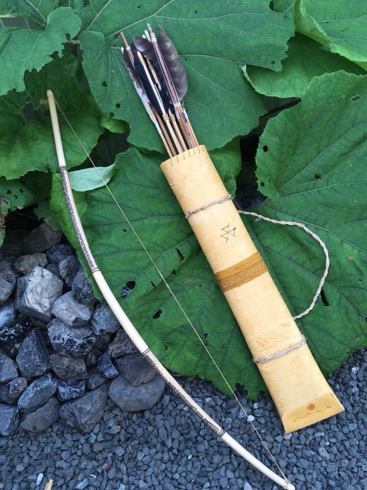 Koji シラカバの樹皮で矢筒をつくる 矢 矢尻は黒曜石とガラス 竹の矢柄は 和弓の矢 の再利用 と弓 エリマキの木 弦は 和弓の弦の再利用 も自作のもの