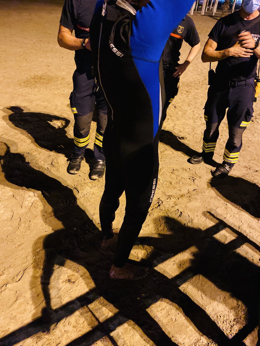 Chus128's tweet photo. Nos avisan sobre persona con dificultades para salir del agua en el espigón de la playa del postiguet y que no lo han visto salir 👉🏻se activa la búsqueda y se moviliza a la sección de buceo del Speis Alicante #bomberos #Alicante https://t.co/Sw4Dsv3gLr