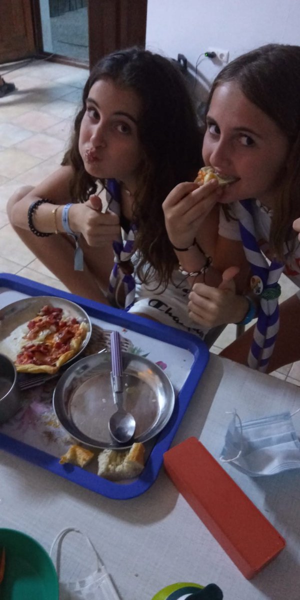Ole y Ole 7 dias de #CampamentoConSeguridad hoy en nuestro #CampaScout nuestra tropa cena con pedazo pizzas.. Ufff que aprobeche.. 
Gracias #scovalen por vuestro apoyo. #scout_es por vuestros consejos. #elcampellojove por vuestra colaboración.