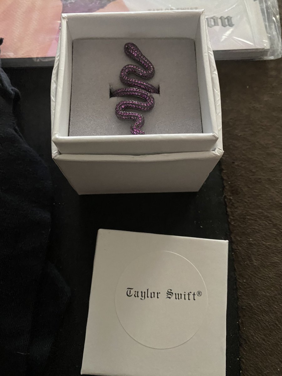 candi_gurl12's tweet photo. I’m in love! @taylornation13 @taylorswift13 #repmerch https://t.co/hw3PdT1Vfi