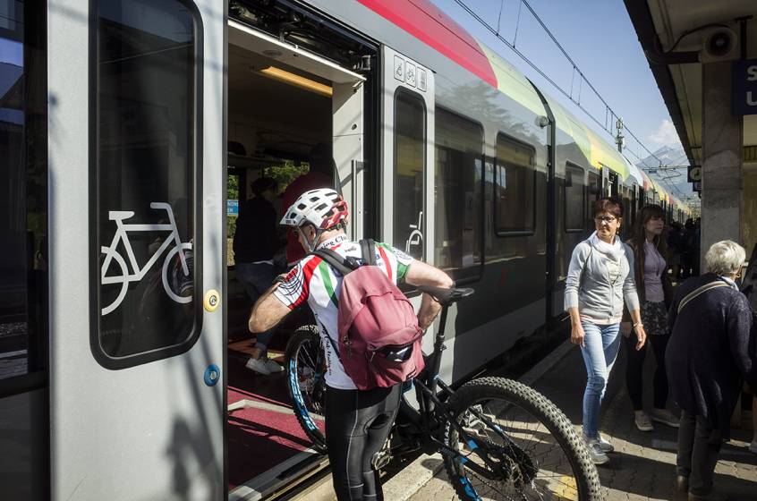 14/ Many alpine countries have shown the way in this direction, with the coexistence of regular transit service and "luxury" dedicated touristic trains (like the Glacier express). Bike+trains tourism has demonstrated to be a winning combo in Sud Tirol, Austria and Trentino