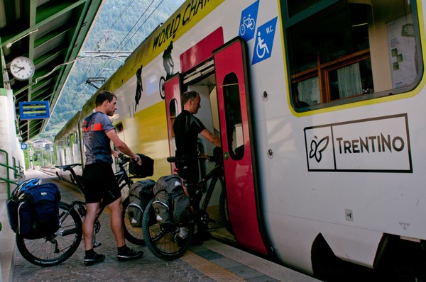 14/ Many alpine countries have shown the way in this direction, with the coexistence of regular transit service and "luxury" dedicated touristic trains (like the Glacier express). Bike+trains tourism has demonstrated to be a winning combo in Sud Tirol, Austria and Trentino