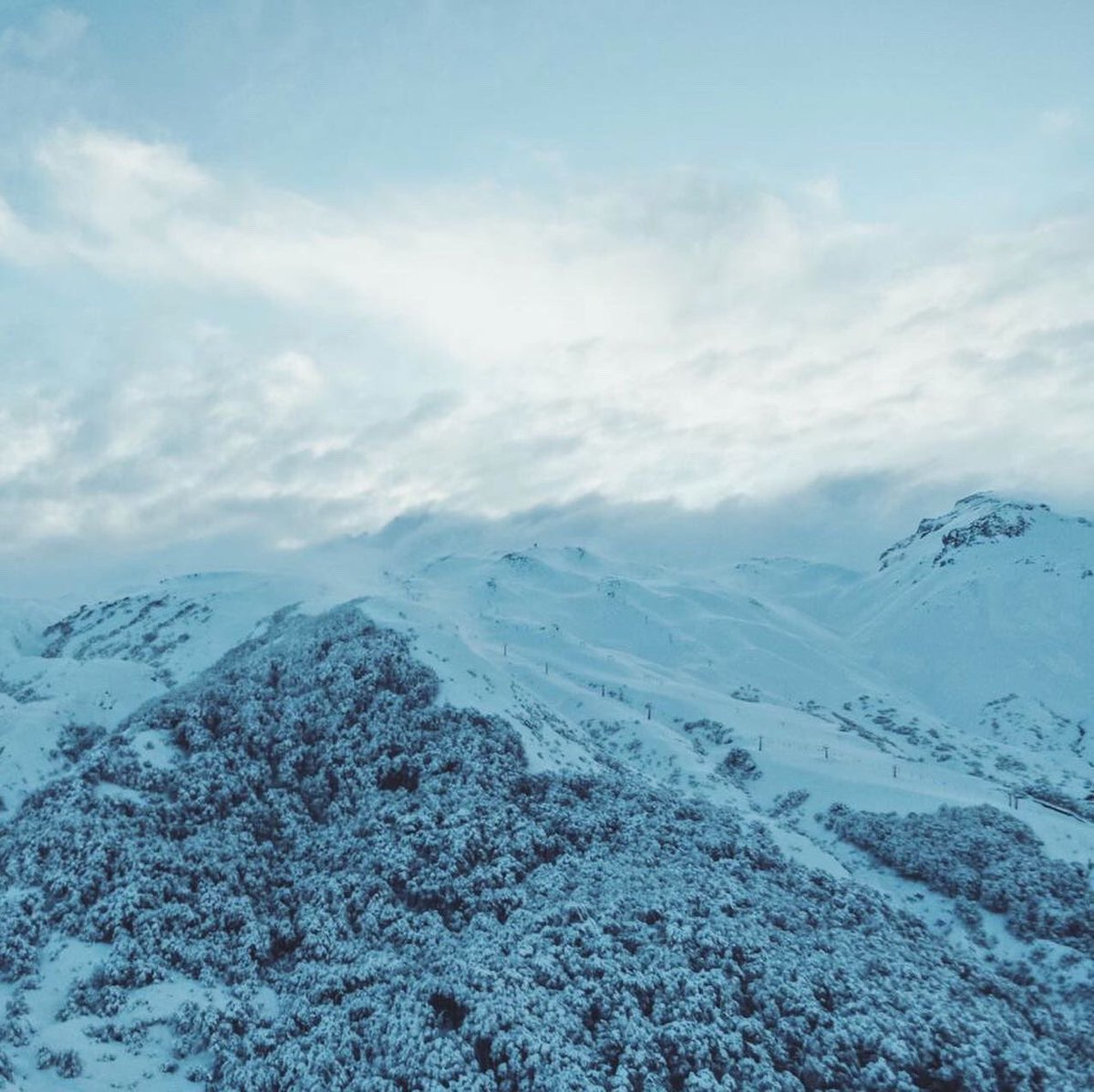 DomingoDev's tweet photo. La #catedraldelpowder se cubre nuevamente de nieve ❄️❄️❄️ https://t.co/LhNB6IP91k