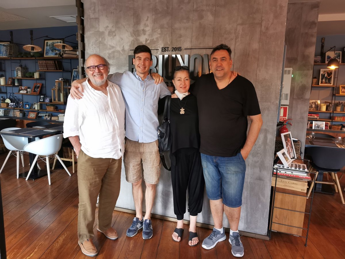 ferrlaura12's tweet photo. Hay momentos en que una foto "solo" refleja lo que ves. Pero no te deja ver la enorme alegría de reencontrarte con gente a la que quieres. En @biriukovbistro todo es posible. GRACIAS!
Chechukov @GIGANTESbasket @javibalmaseda1 @fernandoromay1 @Valcude @GonLaura12 @sirolopez https://t.co/P5Udvf3zty