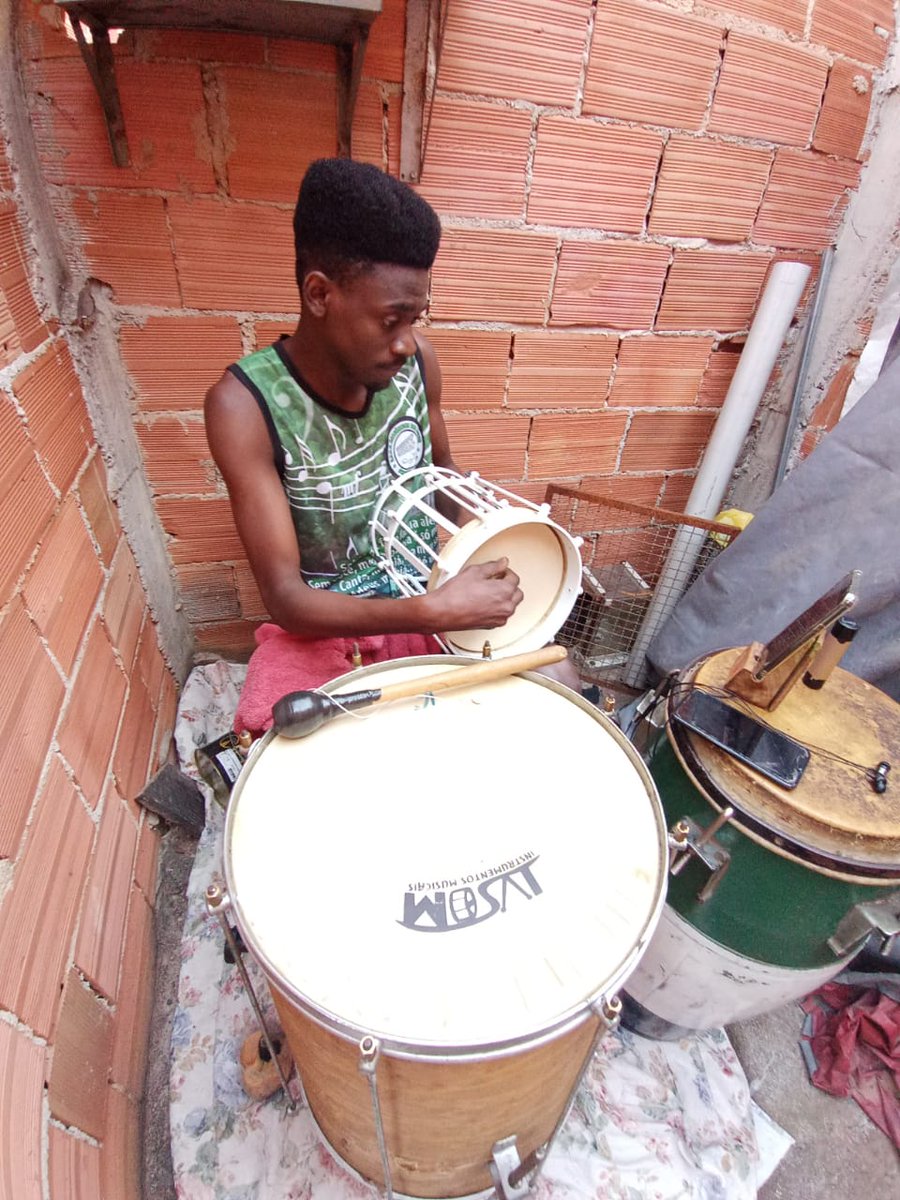 EryckQuirino's tweet photo. Em tempo de quarentena ensaio e gravação é na base do improviso msm !
Se o som saiu bacana é isso que importa 😉 #BrickStudios😅 #Cuíca #surdo #congas https://t.co/4cazwbcFmt